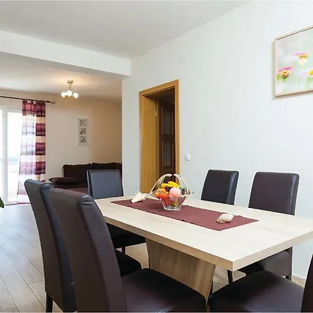 5 Bedroom Cozy In Prizba