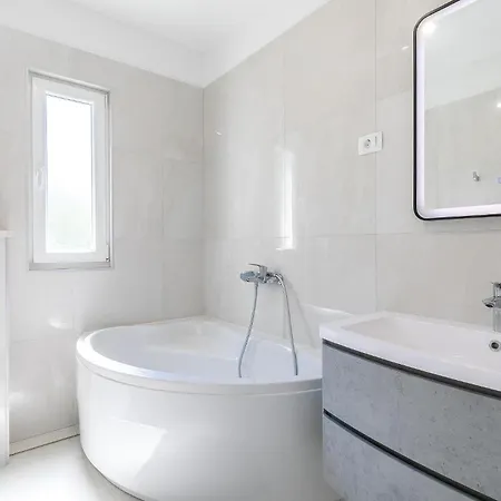 5 Bedroom Cozy In Vakantiehuis *