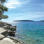 Semesterbostad Lovely In