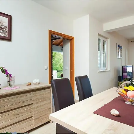 Hébergement de vacances 5 Bedroom Cozy In