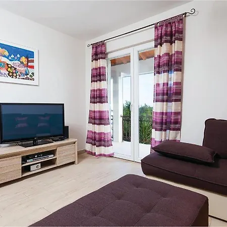 5 Bedroom Cozy In Hébergement de vacances *