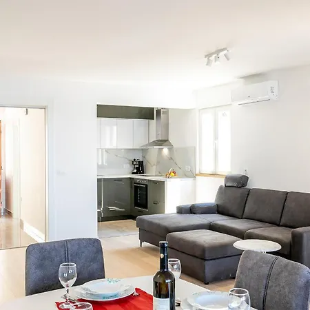 Vakantiehuis Lovely In *