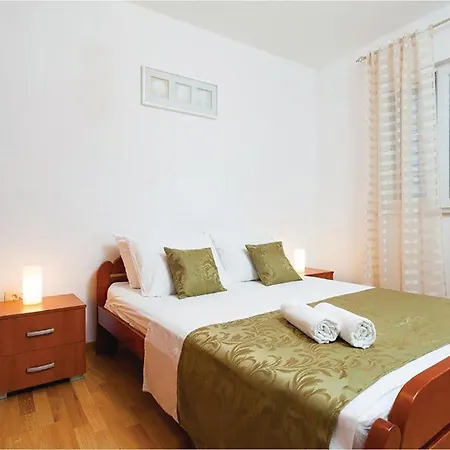 5 Bedroom Cozy In Hébergement de vacances