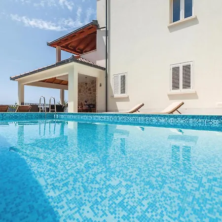 5 Bedroom Cozy In Hébergement de vacances