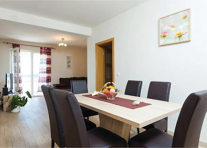 5 Bedroom Cozy In פריזבה