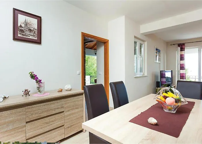 בית נופש 5 Bedroom Cozy In