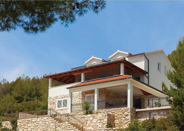 בית נופש 5 Bedroom Cozy In פריזבה