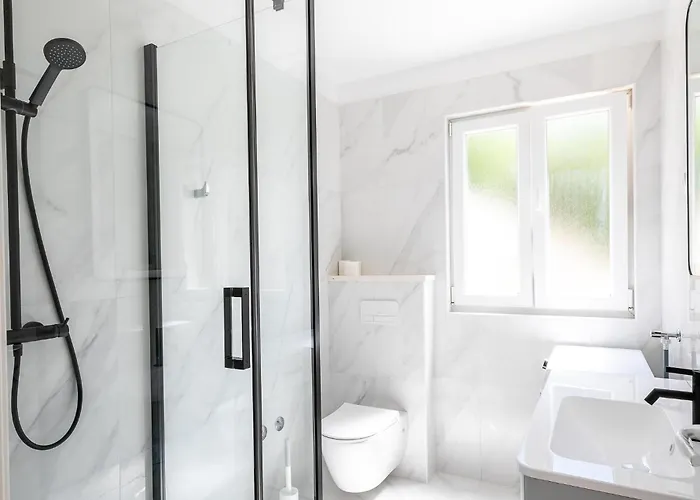 בית נופש 5 Bedroom Cozy In