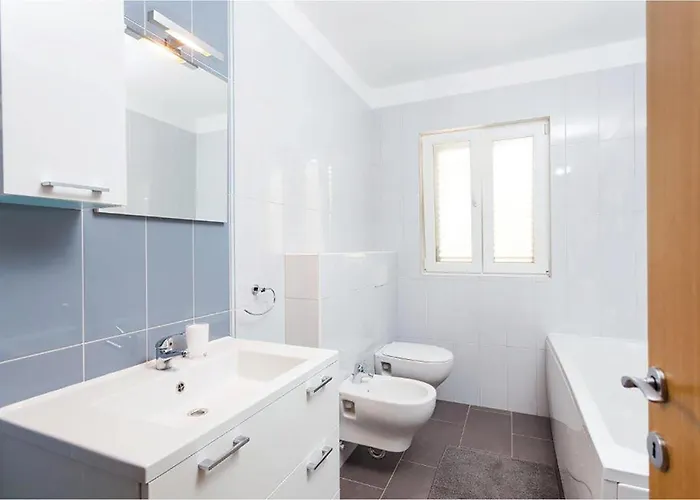 5 Bedroom Cozy In * פריזבה