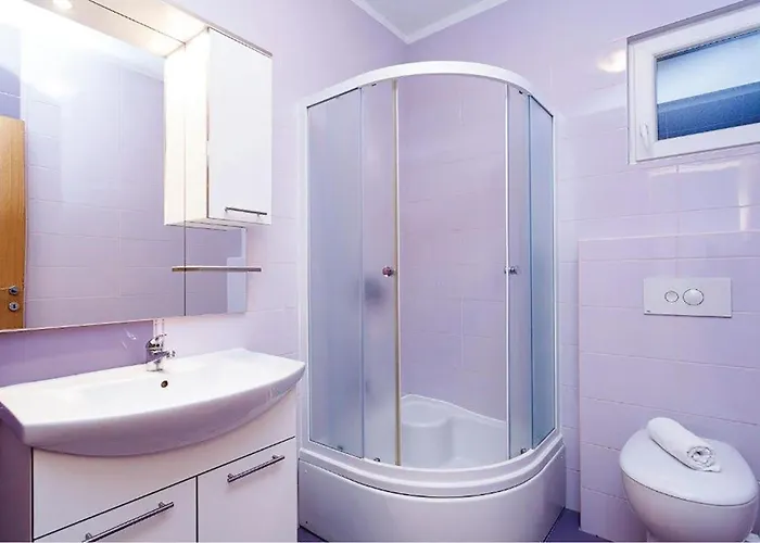 בית נופש 5 Bedroom Cozy In פריזבה